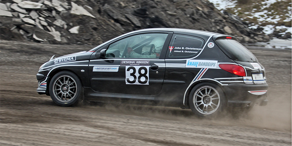 MNJ'erne: John og Johnni Bragenholdt Christensen får DM-rallydebut i deres Peugeot 206 GTI
(Foto: Finn Bojer)